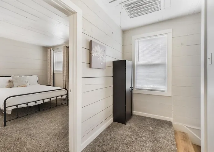 Pet Friendly 3br 2bath Luxe Gem Holiday home *