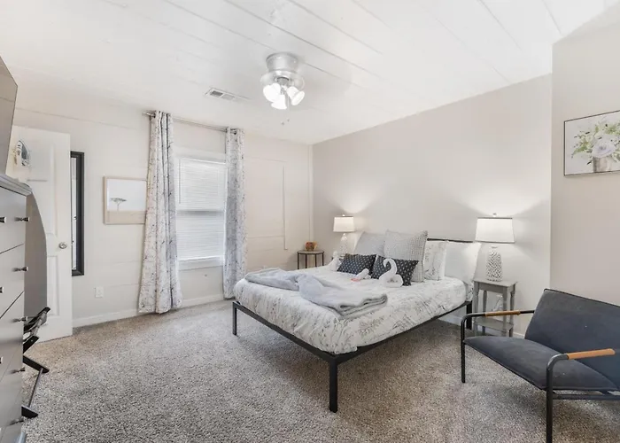 Pet Friendly 3br 2bath Luxe Gem Holiday home *