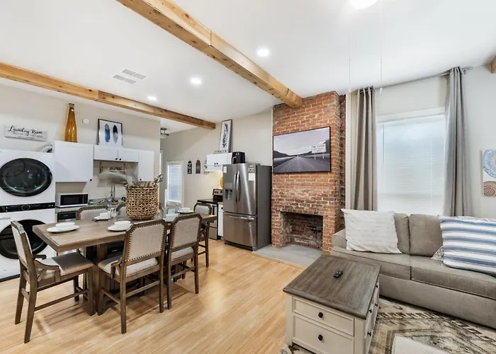Pet Friendly 3br 2bath Luxe Gem Holiday home *